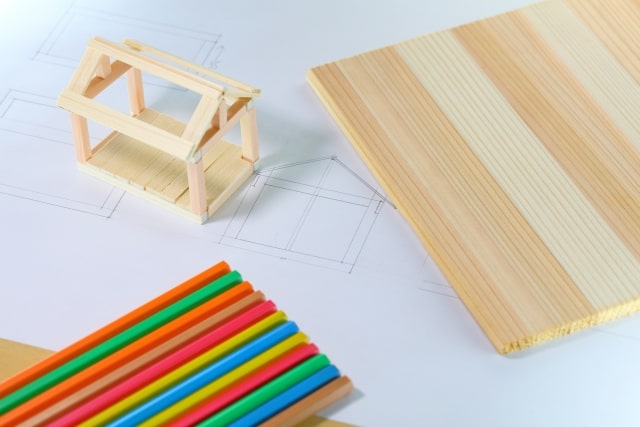 木材で作られた家の模型